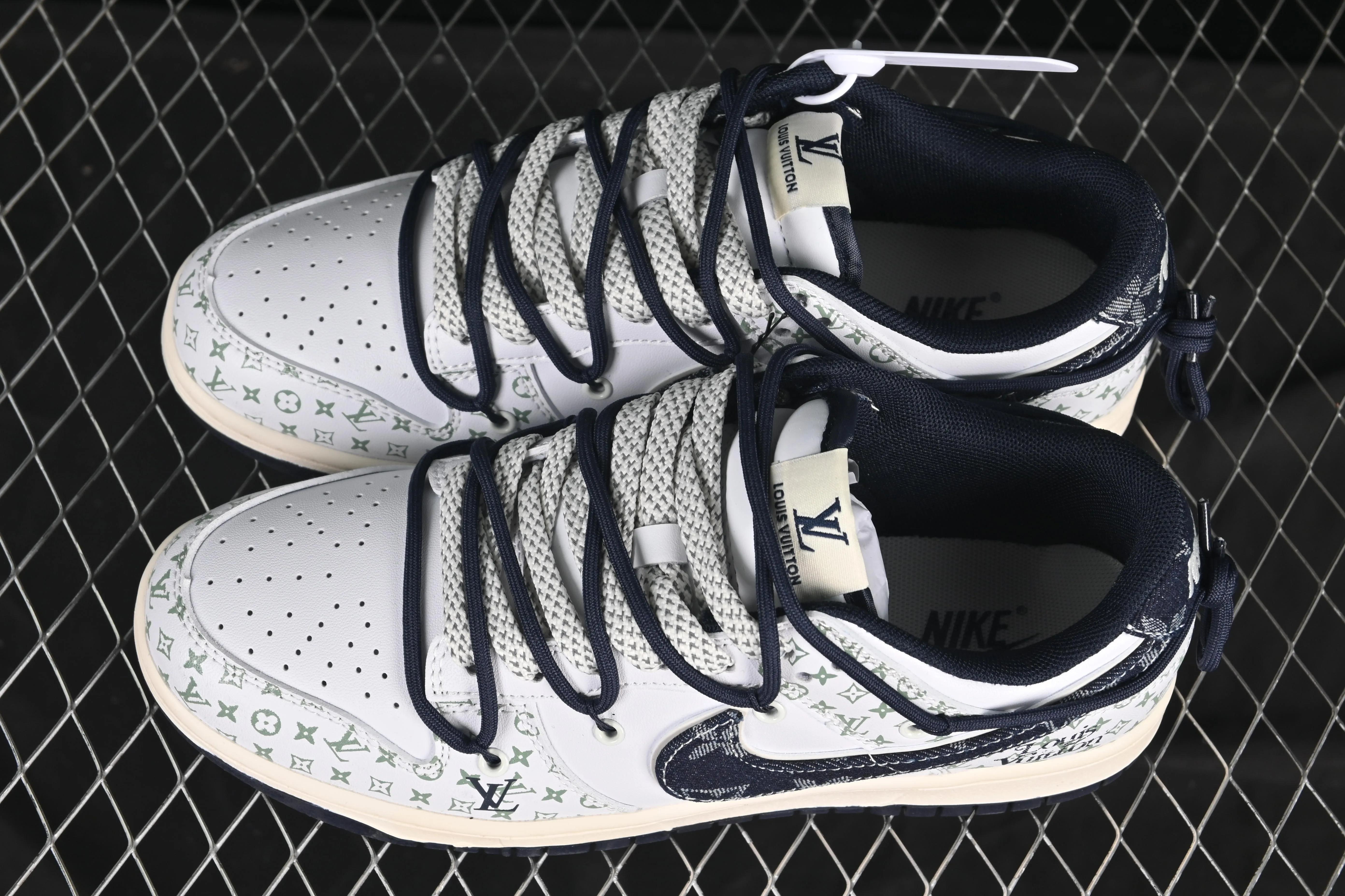 All categories Nk SB Dunk Series Nk SB Dunk Low High-end customization Low-top sneakers Nike SB Dunk Low LV co-branded denim hook luminous strap Anniversary high-end customization Low-top casual sneakers DM6868-086